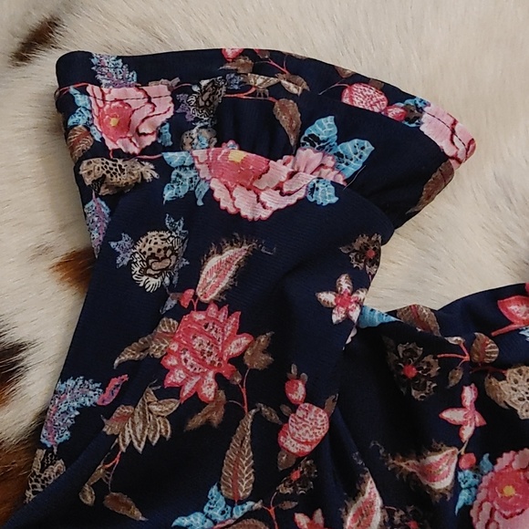 3/$30 Trisisto Blouse Sz Sm - Picture 2 of 3